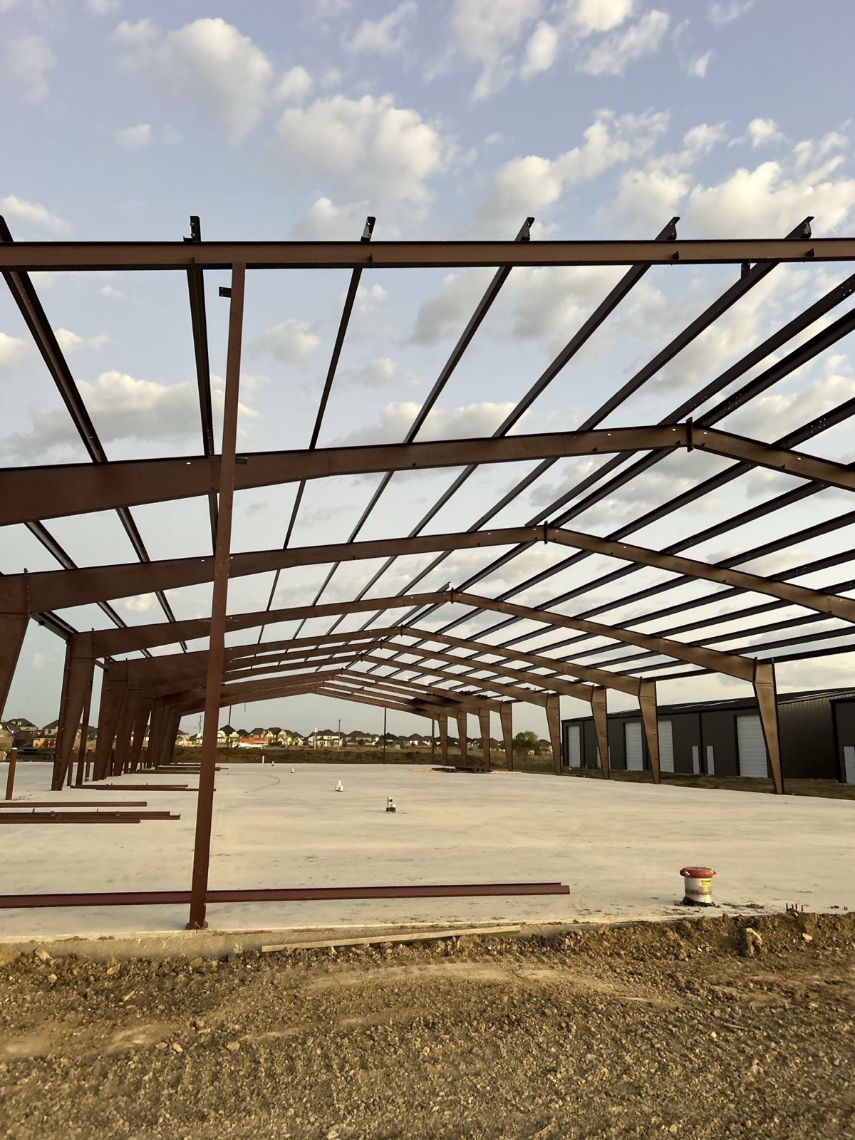 Commercial steel building frame erection in North Texas